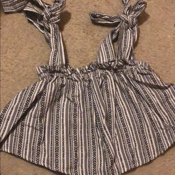 Bundle of 3 tops and one shorts - Picture 8 of 8